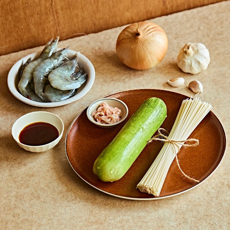 새우 애호박 국수 을 위한 재료 이미지로 소면,손질 새우,애호박,양파,새우젓 등으로 구성 되어있습니다.