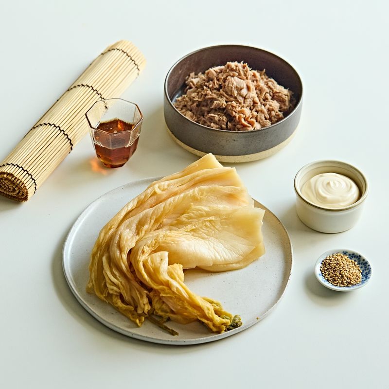 뚱뚱 묵은지 참치말이을 위한 재료 이미지로 묵은지,밥,참치캔,마요네즈,소금, 후춧가루 등으로 구성 되어있습니다.