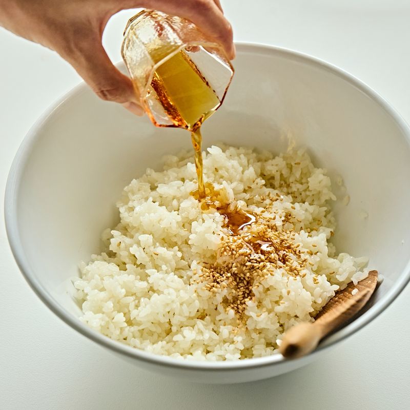 따뜻한 밥에 소금, 통깨, 참기름을 넣어 간을 해주세요.