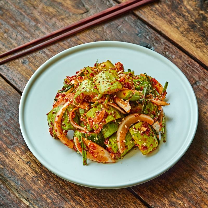완성된 오이 깍두기를 접시에 담아 맛있게 즐겨주세요.
