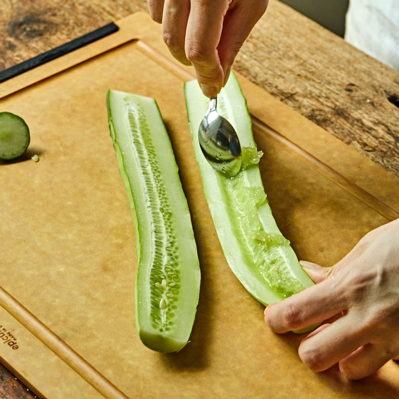 오이는 깨끗이 씻어 길게 반으로 썰고 씨를 제거한 후 2~3cm 간격으로 썰어주세요.