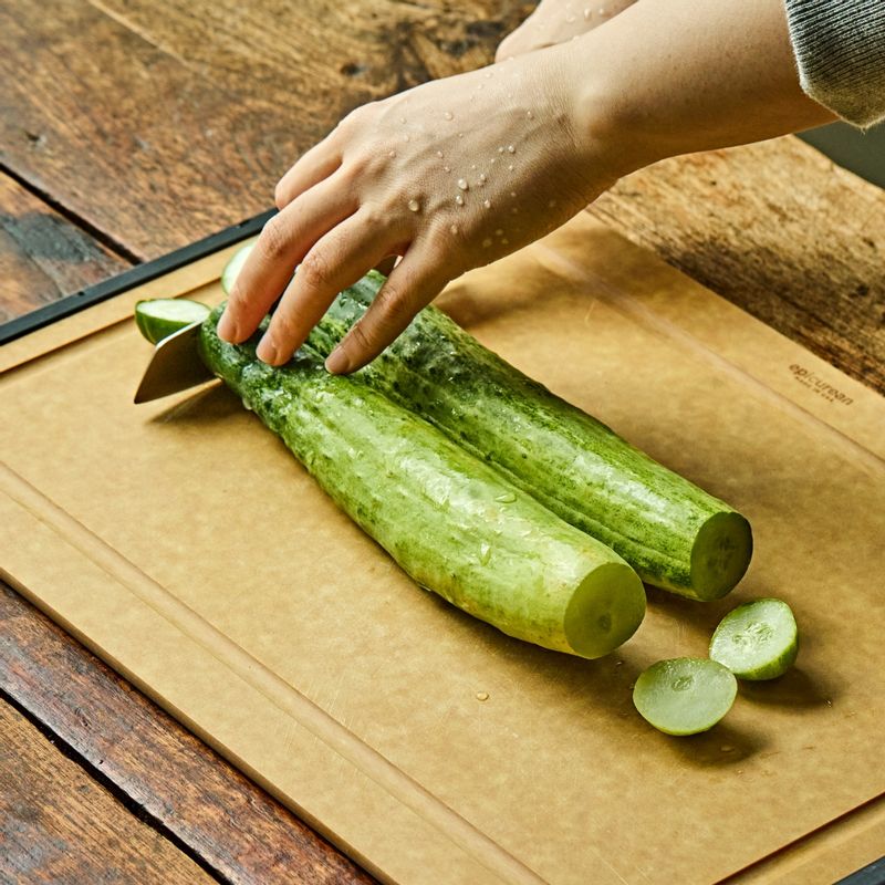 오이는 깨끗이 씻어 양 끝을 자르고 지퍼백에 넣어 밀대나 조리용 망치로 두들겨 주세요.