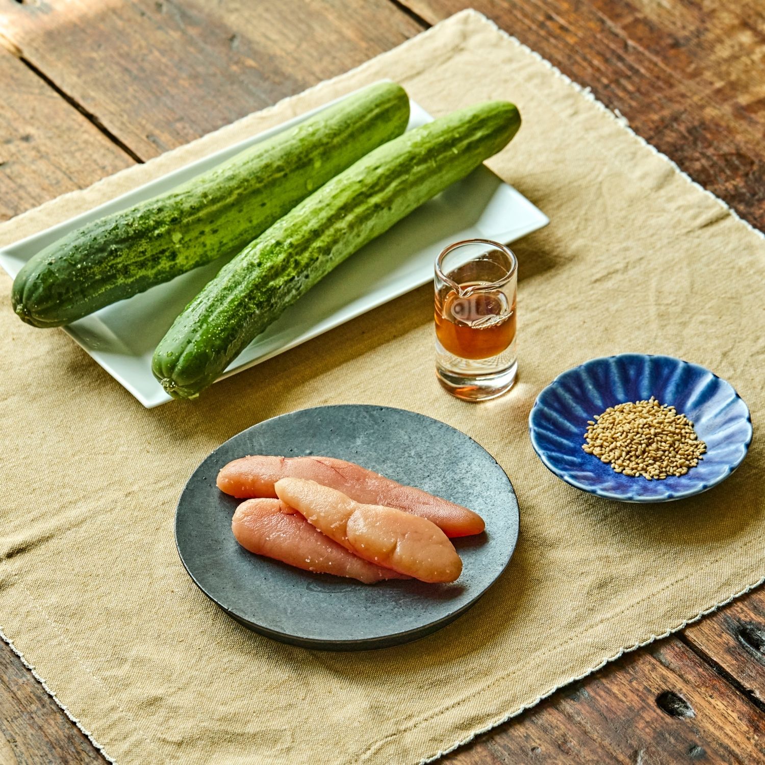 오이 명란무침을 위한 재료 이미지로 오이,명란,다진마늘,참기름,통깨 등으로 구성 되어있습니다.