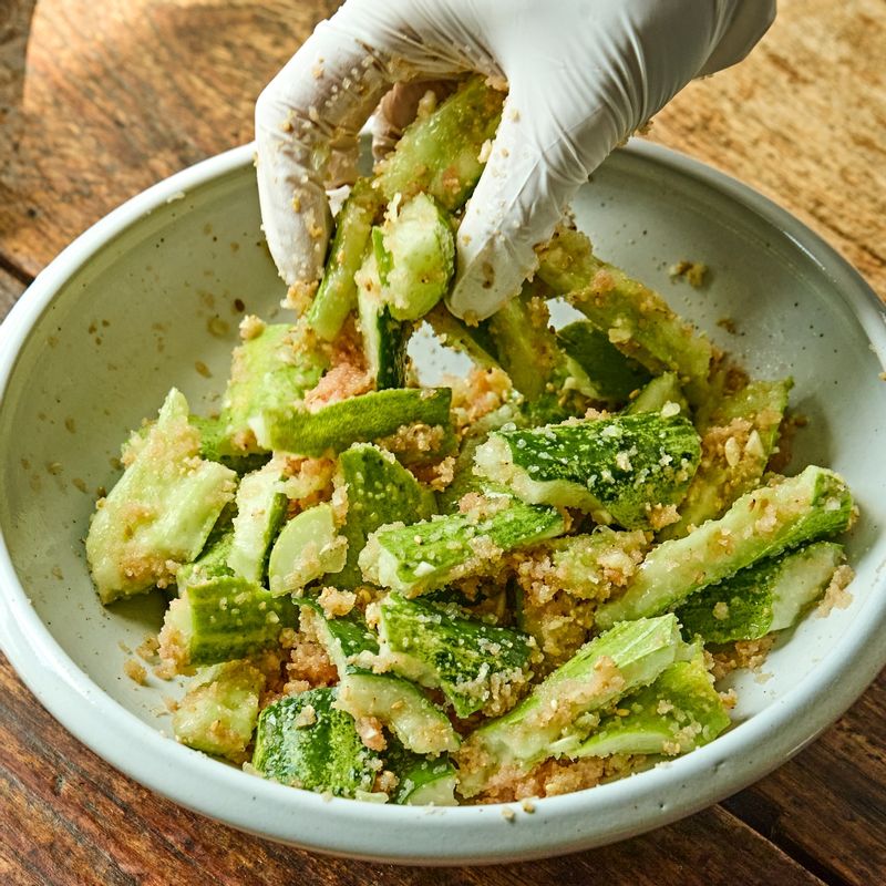 가볍게 버무려준 후 접시에 담아 맛있게 즐겨주세요