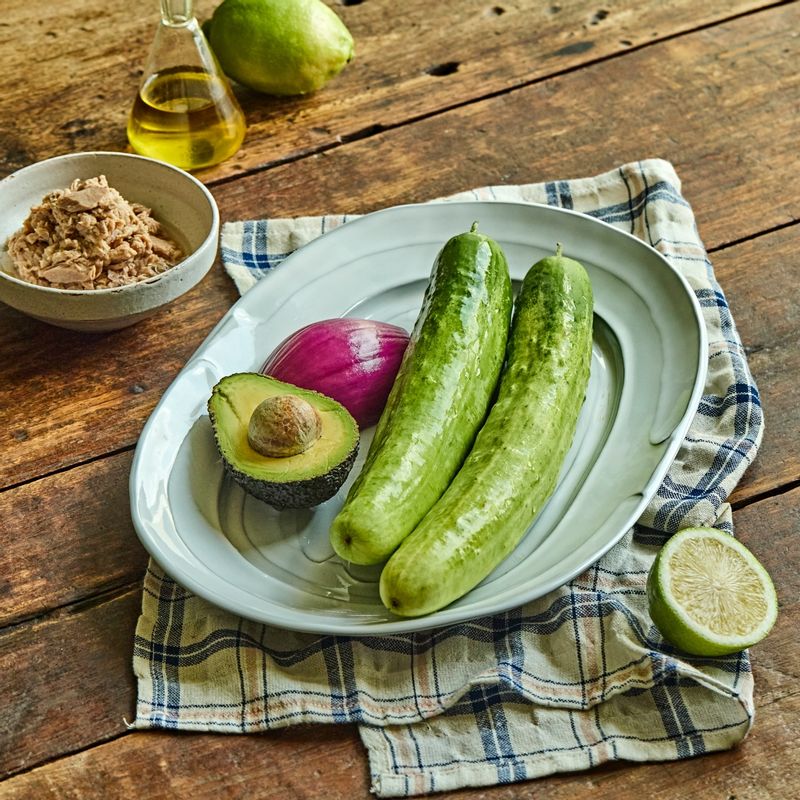 오아참 샐러드을 위한 재료 이미지로 오이,아보카도,참치캔 등으로 구성 되어있습니다.