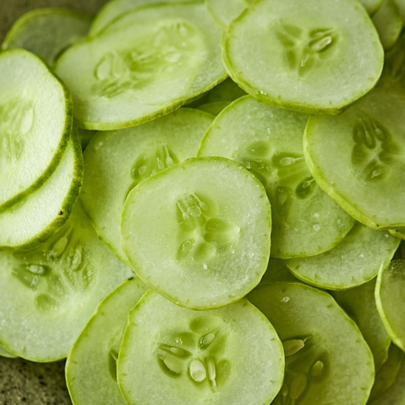 오이는 깨끗이 씻어 모양대로 얇게 썰어주세요. 소금을 뿌려 살짝 절인 후 물기를 꽉 짜주세요.