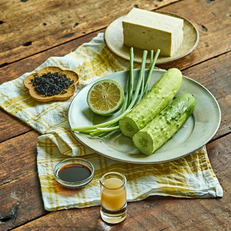 오이 미역 샐러드을 위한 재료 이미지로 오이,자른미역,두부,쪽파,소금 등으로 구성 되어있습니다.