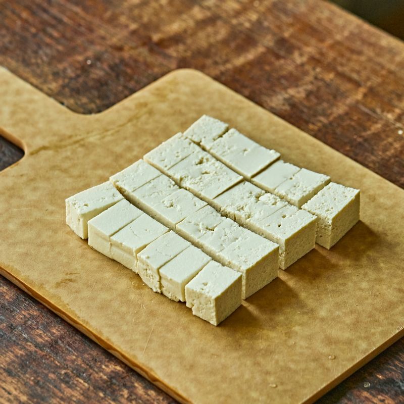 두부는 끓는 물에 1분간 데친 후 한 김 식혀 먹기 좋게 썰어주세요.