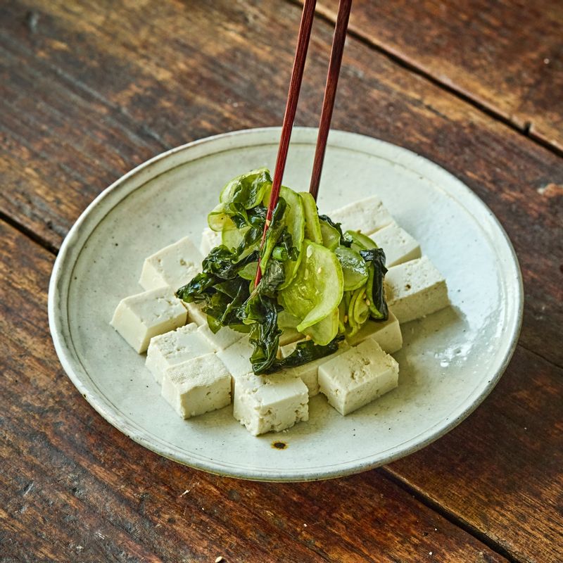 접시에 두부, 버무려둔 오이와 미역을 담고 쪽파를 올려 맛있게 즐겨주세요. 
(기호에 따라 데친 새우를 넣어도 좋아요)