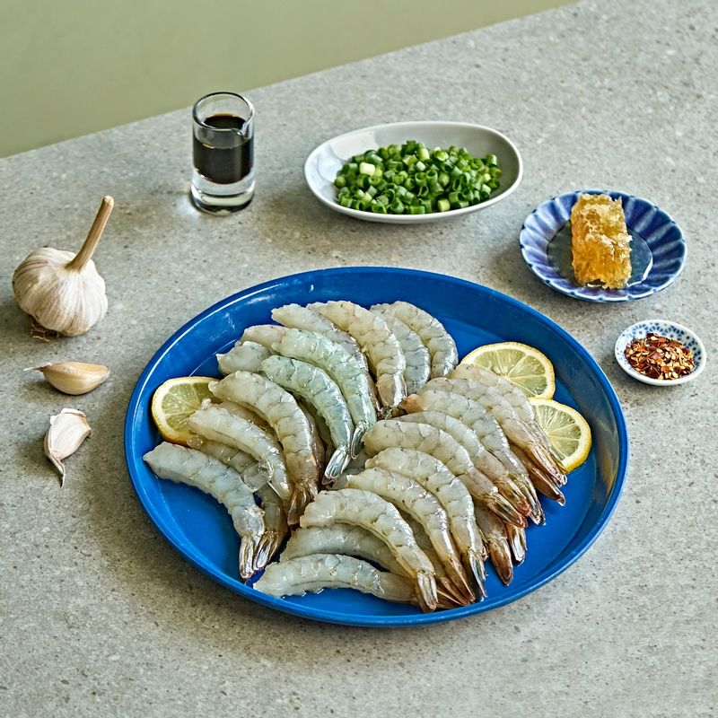 허니갈릭쉬림프 덮밥을 위한 재료 이미지로 흰다리 새우,간장(진간장),전분,식용유,다진 마늘 등으로 구성 되어있습니다.