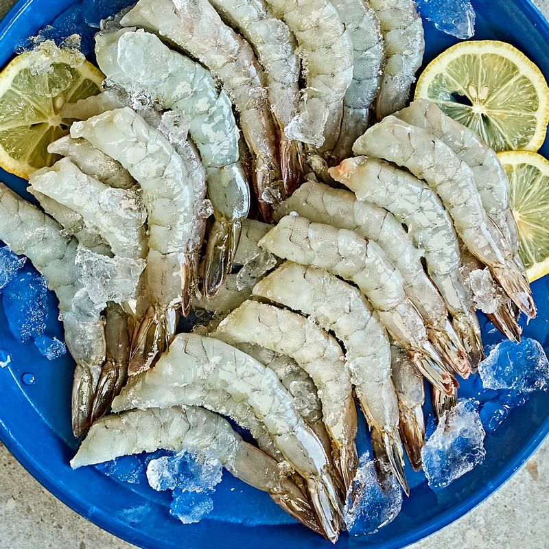 흰다리새우는 머리와 내장을 제거한 후 껍질을 벗겨주세요. 깨끗이 씻은 후 물기를 제거해주세요.