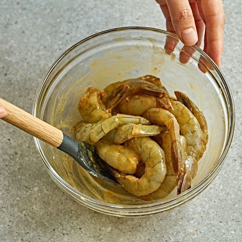 볼에 전분과 간장을 넣어 섞은 후 새우를 넣어 버무려주세요.