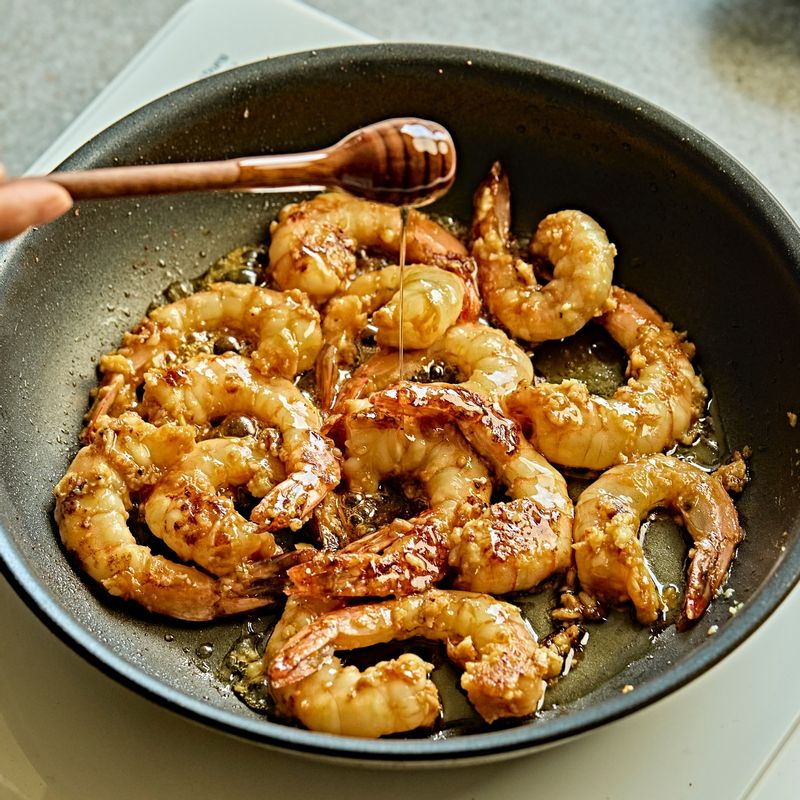 꿀과 크러쉬드 레드페퍼를 넣은 후 빠르게 섞어주세요.