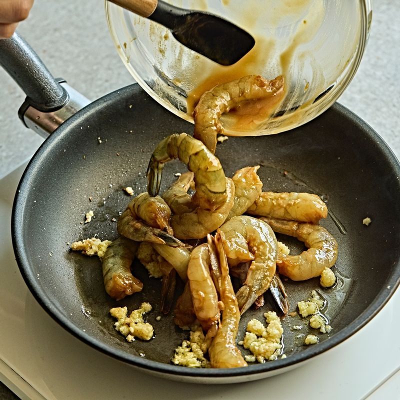 새우를 넣고 앞뒤로 노릇하게 익혀주세요.
(tip. 새우는 오래 조리하면 질겨질 수 있으니 중간 불에서 빠르게 익혀주세요)