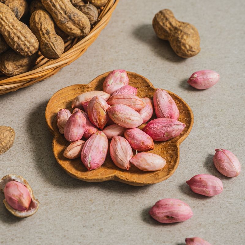 삶은 피땅콩을 위한 재료 이미지로 피땅콩,물,굵은 소금 등으로 구성 되어있습니다.