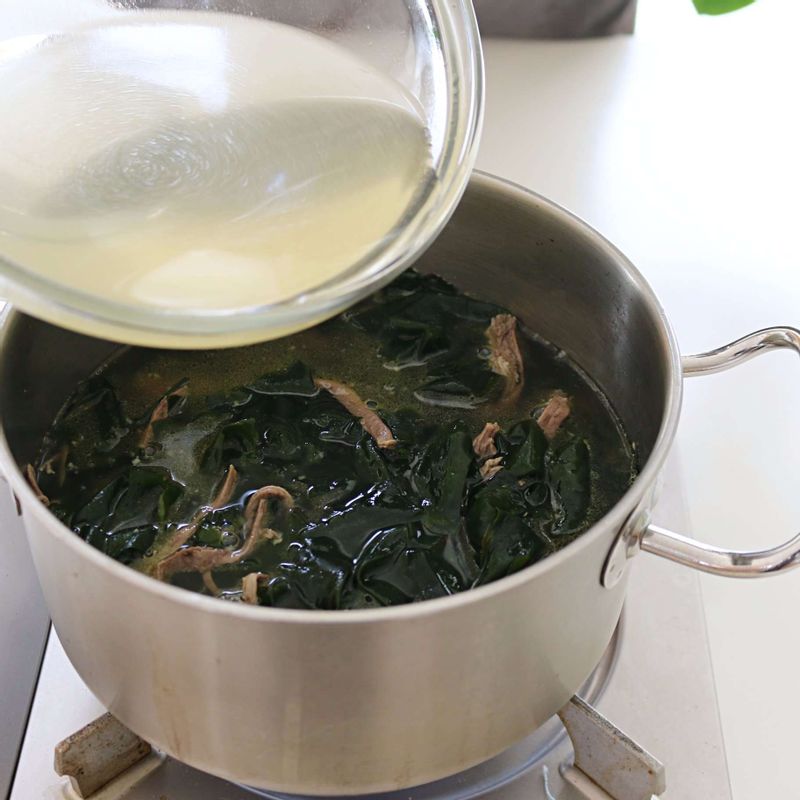 냄비에 고기육수 6컵을 넣고, 끓어오르면 중약불로 줄여 12분 정도 끓이다가 국물양념 재료를 넣어 간을 맞춰 3분 정도 더 끓여주세요.