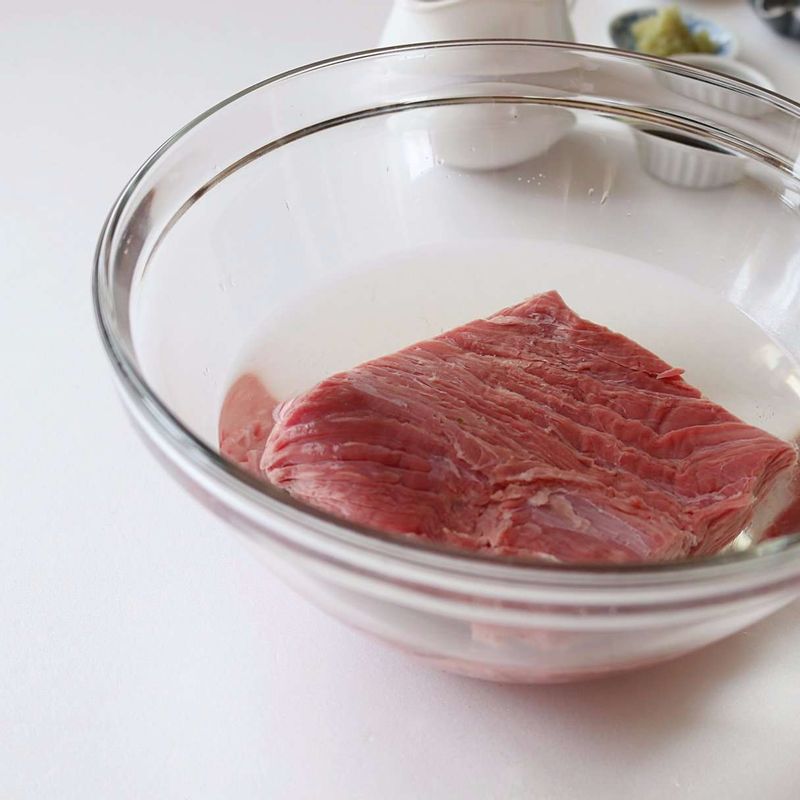 쇠고기는 찬물에 20분 정도 담가 핏물을 빼고, 냄비에 물 12컵과 통마늘 3쪽, 통후추 10알을 넣고 40분 정도 끓여주세요.