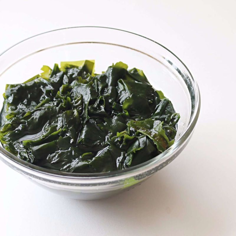 불린 미역은 먹기 좋은 크기로 잘라주세요.
(찬물에 건미역을 넣고 20분 정도 불리고 깨끗하게 헹군 후 사용해주세요.)