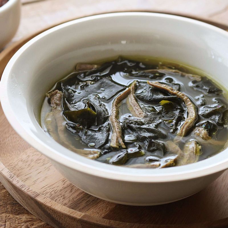 완성된 쇠고기미역국을 담아 맛있게 즐겨주세요.
