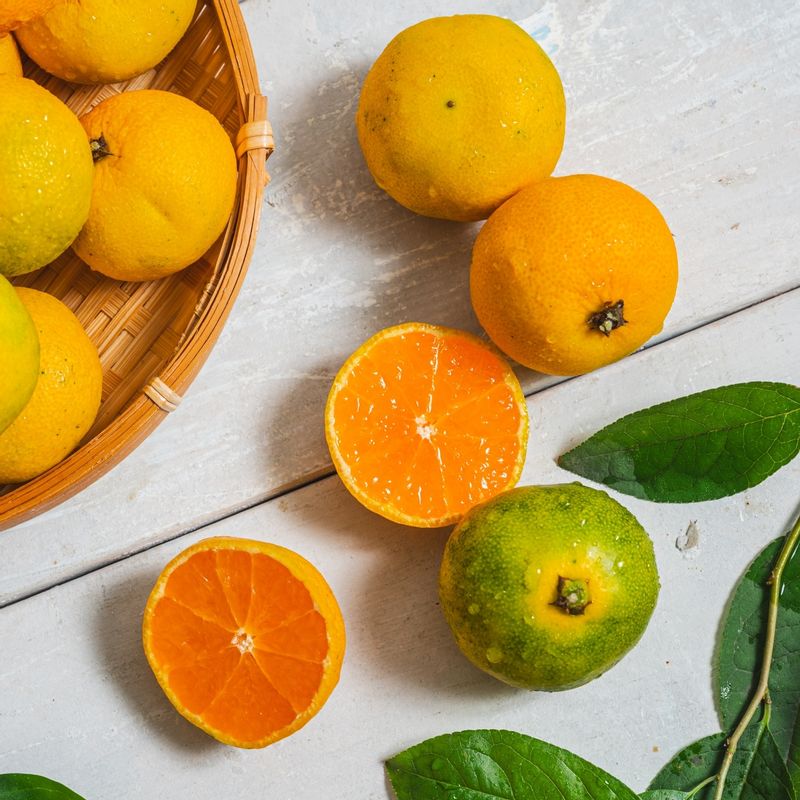 그린향 주스 을 위한 재료 이미지로 그린향,꿀,레몬즙 등으로 구성 되어있습니다.