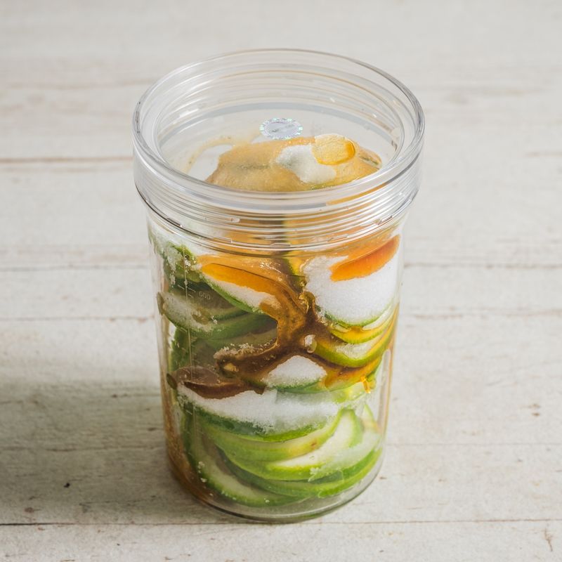 마지막에 꿀을 넣고 잘 섞어 하루 정도 실온에서 숙성 후 냉장보관해주세요.