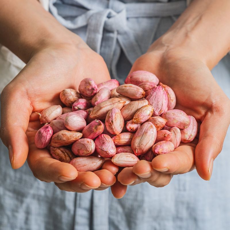 피땅콩 조림 을 위한 재료 이미지로 볶은 땅콩,참기름,통깨 등으로 구성 되어있습니다.