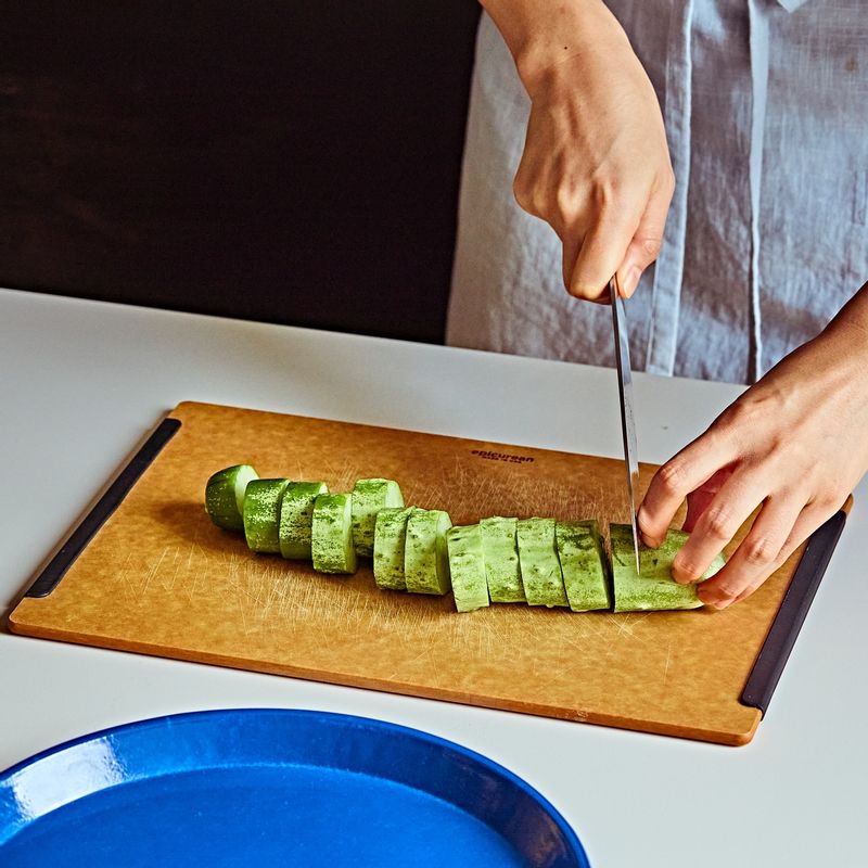 오이는 2cm 두께로 링 모양으로 썰고, 미니 파프리카는 꼭지를 떼고 반으로 잘라 씨를 빼주세요. 양파는 2cm 크기로 깍둑썰기 해주세요.