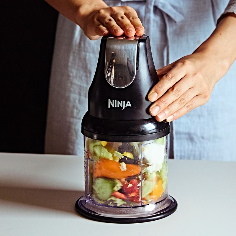 초퍼에 오이, 양파, 파프리카를 넣고 잘게 다져주세요.