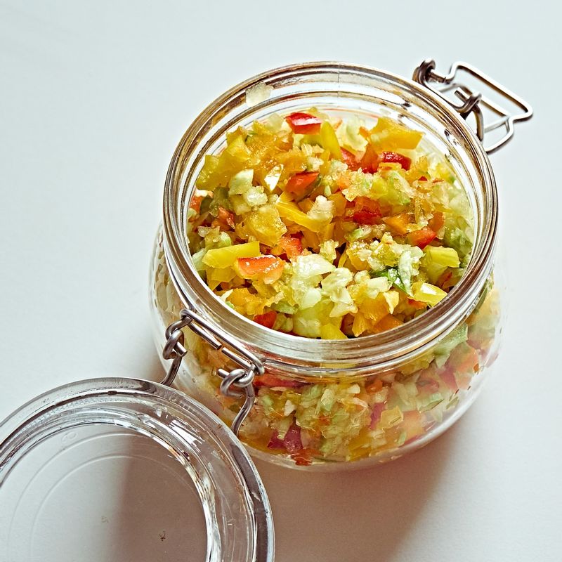 소독한 유리 용기에 다진 재료를 넣어주세요. 샐러드 드레싱 재료를 넣어 골고루 섞어주세요.
(tip. 소금은 기호에 따라 조절하여 넣어주세요)