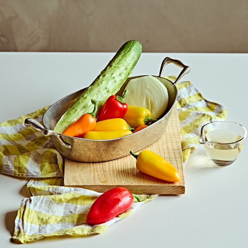 야채찹샐러드 을 위한 재료 이미지로 오이,미니 파프리카,양파 등으로 구성 되어있습니다.