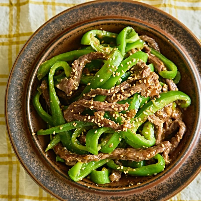 기호에 따라 밥과 곁들여 덮밥으로 맛있게 즐겨주세요.
(tip.채소는 강불에서 빠르게 볶아야 수분이 빠지지 않아 아삭한 식감이 살아난답니다)