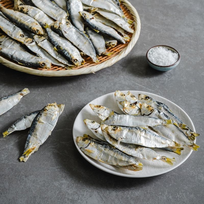 꽈리고추 디포리 조림 을 위한 재료 이미지로 디포리,꽈리고추,깐 마늘,통깨,들기름 등으로 구성 되어있습니다.