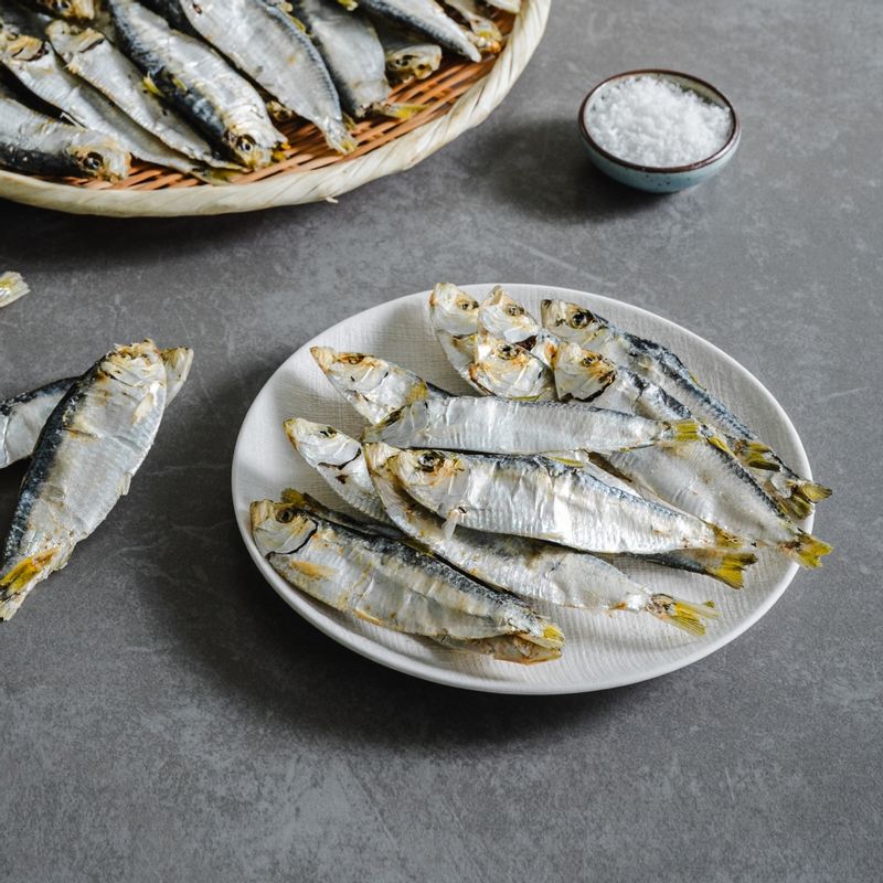 디포리 육수 을 위한 재료 이미지로 디포리,물,무,대파,마른 표고버섯 등으로 구성 되어있습니다.