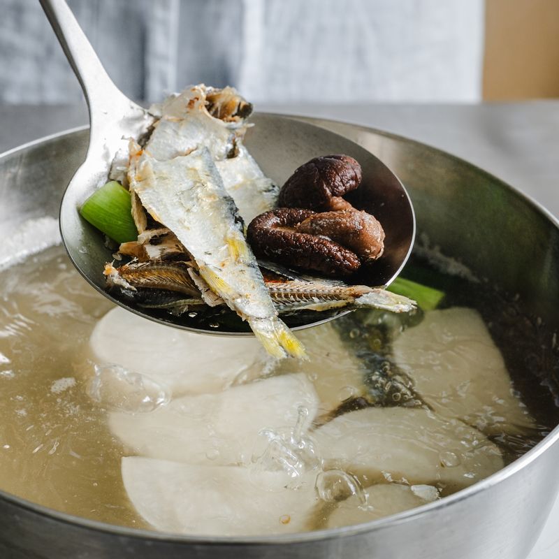 체로 건더기를 건져내고 완성된 육수로 잔치국수, 된장찌개 등 다양한 요리에 활용해주세요.