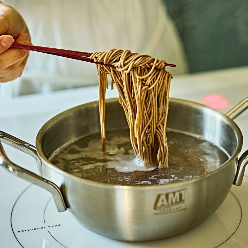끓는 물에 메밀면을 넣고 5~6분 정도 삶아주세요. 채반에 메밀 국수를 건진 후 찬물에 헹구고 물기를 빼주세요.