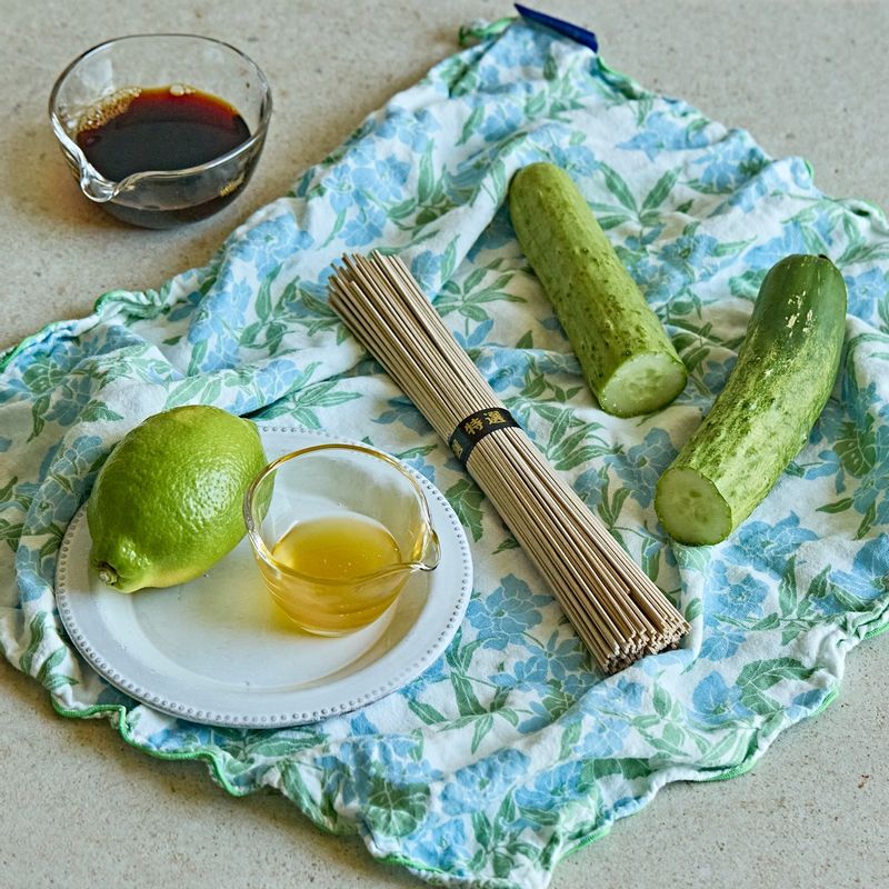 오이들기름국수 을 위한 재료 이미지로 오이,메밀면,소금,통깨 등으로 구성 되어있습니다.