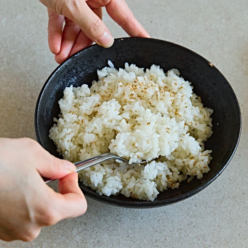 볼에 밥과 양념 재료를 넣어 골고루 섞어 주세요.