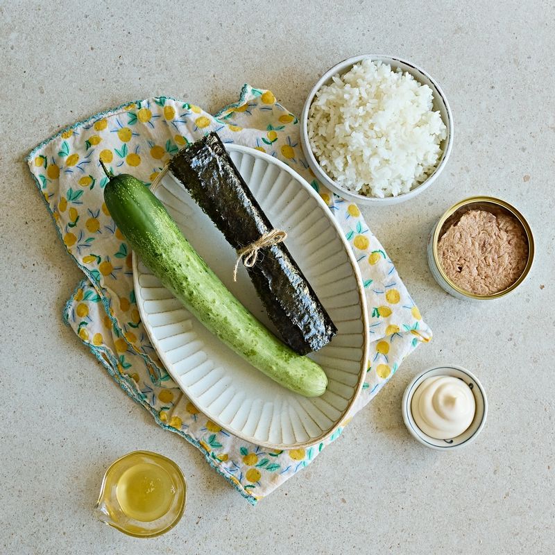오이참치꼬마김밥 을 위한 재료 이미지로 오이,참치캔,밥,김밥김,소금 등으로 구성 되어있습니다.
