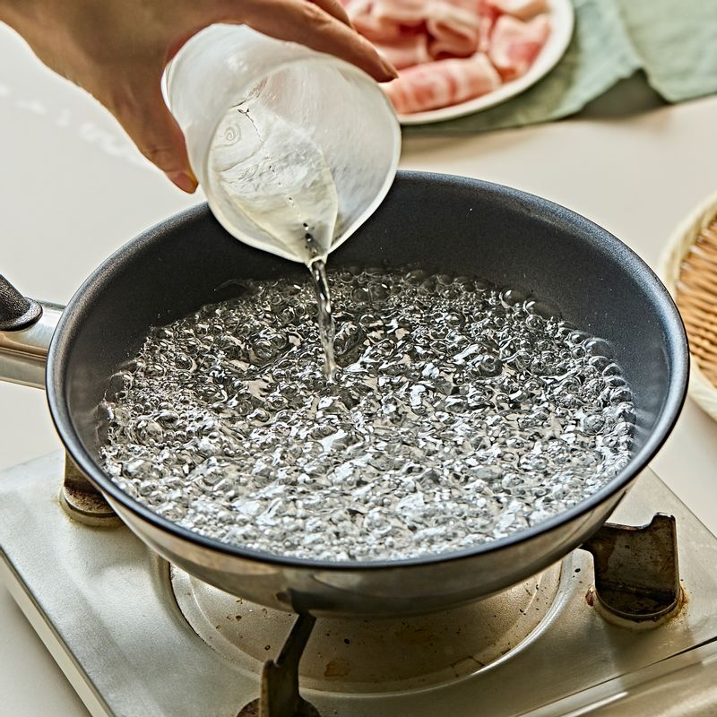 끓는 물에 청주를 넣고 대패삼겹살을 1~2분 정도 데쳐주세요. (tip. 삼겹살을 살짝 데쳐 사용하면 잡내가 제거되요)