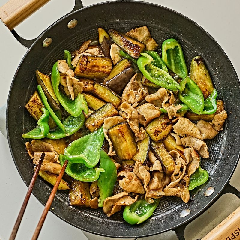 불을 끄고 참기름을 뿌려 가볍게 섞어주세요.