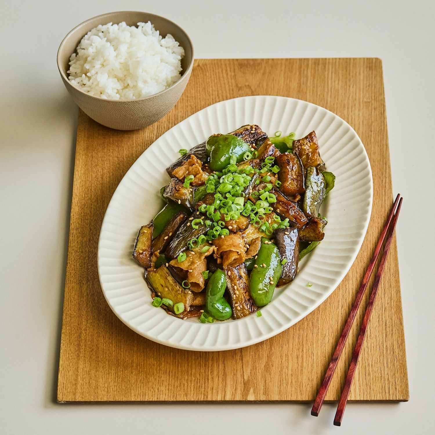 완성된 가지 피망 돼지고기 볶음을 접시에 담고 송송썬 실파를 뿌려 맛있게 즐겨주세요. 
