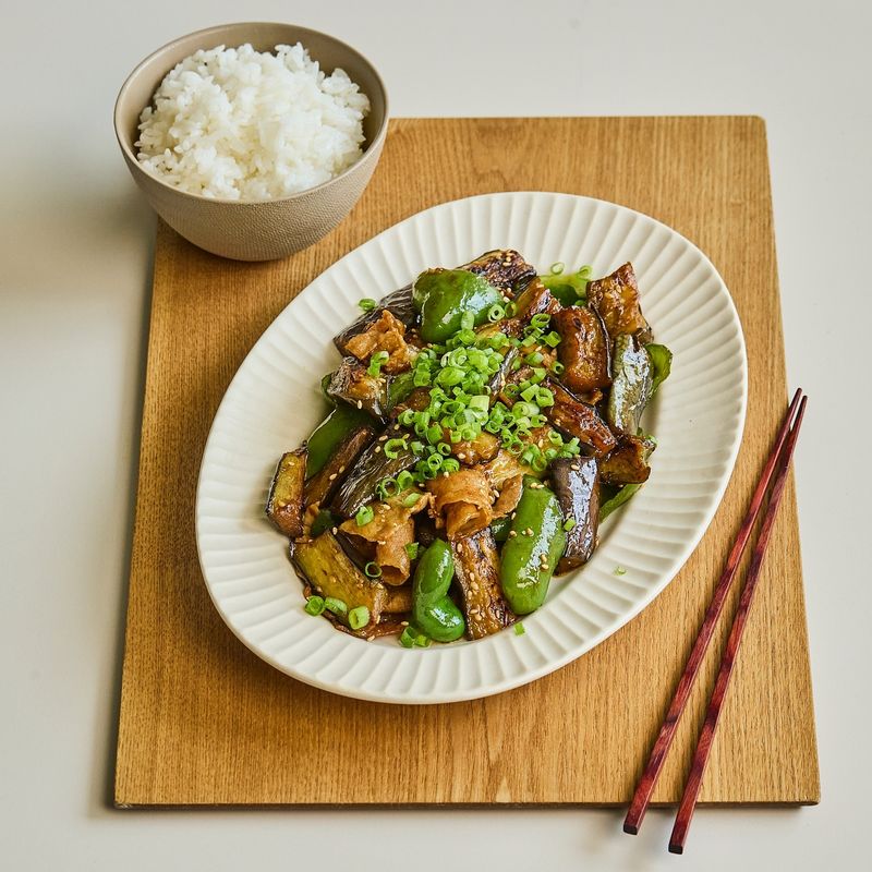 완성된 가지 피망 돼지고기 볶음을 접시에 담고 송송썬 실파를 뿌려 맛있게 즐겨주세요.