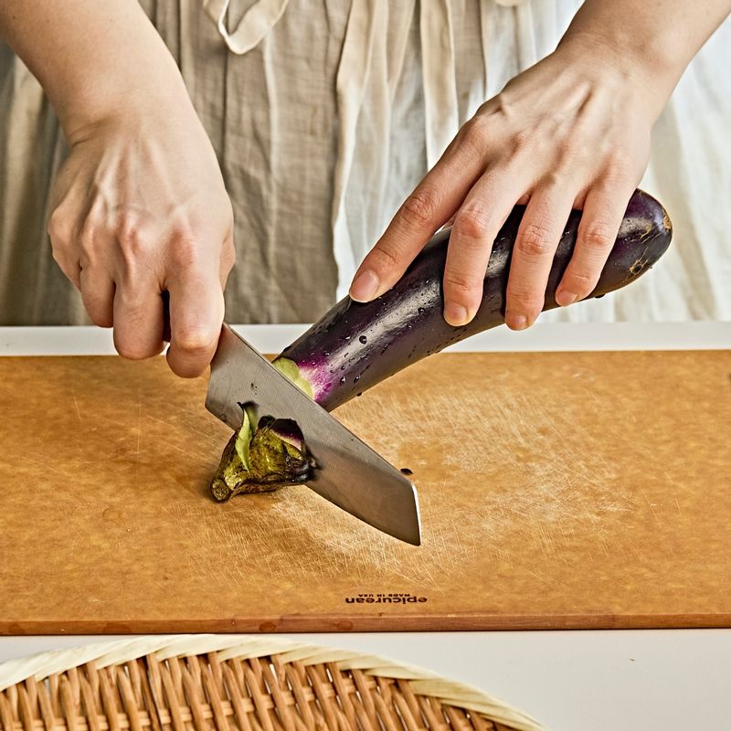 깨끗이 씻은 가지는 꼭지를 자르고 4등분한 후 십자로 잘라주세요.