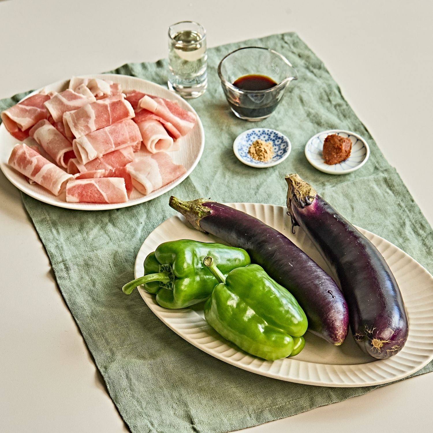 가지 피망 돼지고기볶음 을 위한 재료 이미지로 가지,피망,대패삼겹살,식용유,참기름 등으로 구성 되어있습니다.