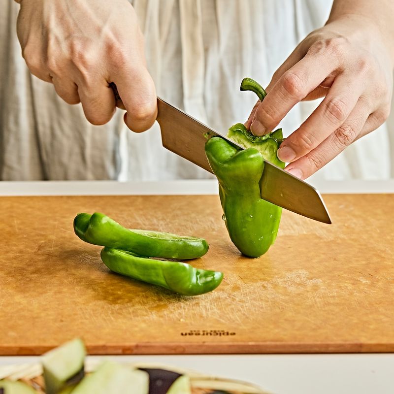 피망은 꼭지와 씨를 제거하고 가지와 비슷하게 썰어주세요.