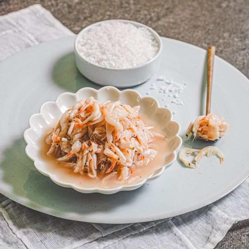 새우젓무침을 위한 재료 이미지로 새우젓 등으로 구성 되어있습니다.