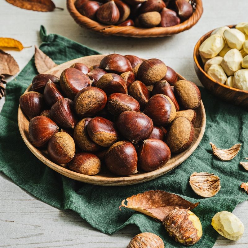 밤 밥 을 위한 재료 이미지로 밤,쌀,물,소금 등으로 구성 되어있습니다.