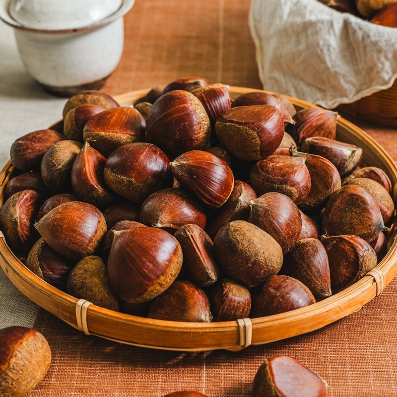 밤맛탕을 위한 재료 이미지로 밤,식용유,설탕,검은 깨 등으로 구성 되어있습니다.
