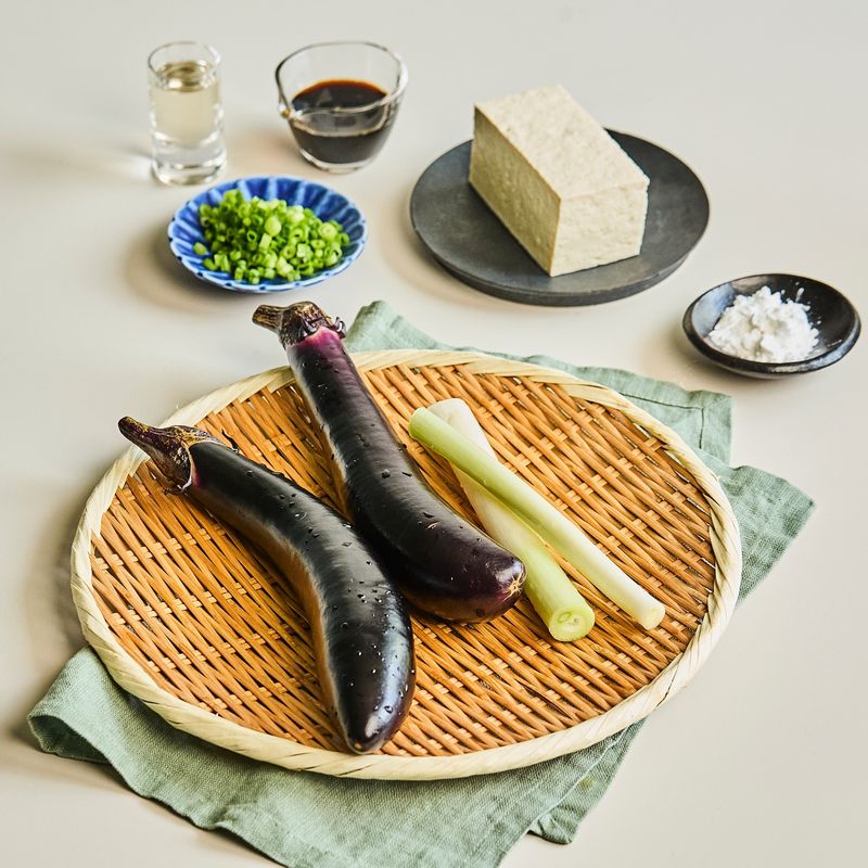 가지두부조림을 위한 재료 이미지로 가지,두부,대파 흰부분,송송썬 실파,식용유 등으로 구성 되어있습니다.