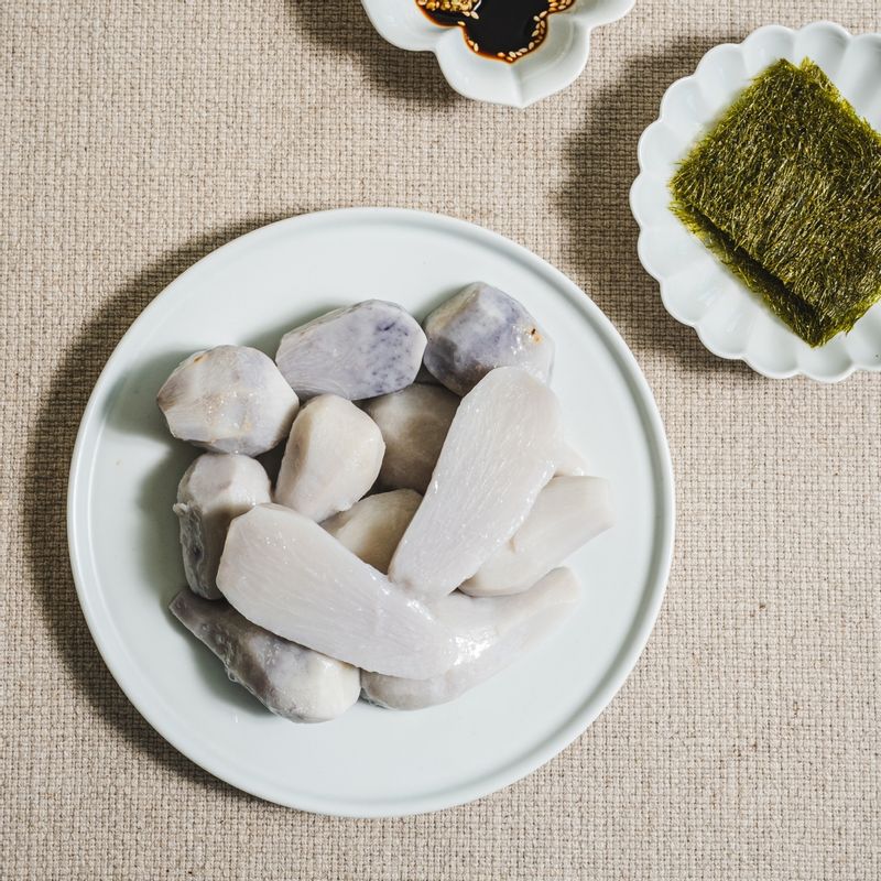 쪄진 토란을 조미김과 와사비 간장을 곁들여 맛있게 즐겨주세요.